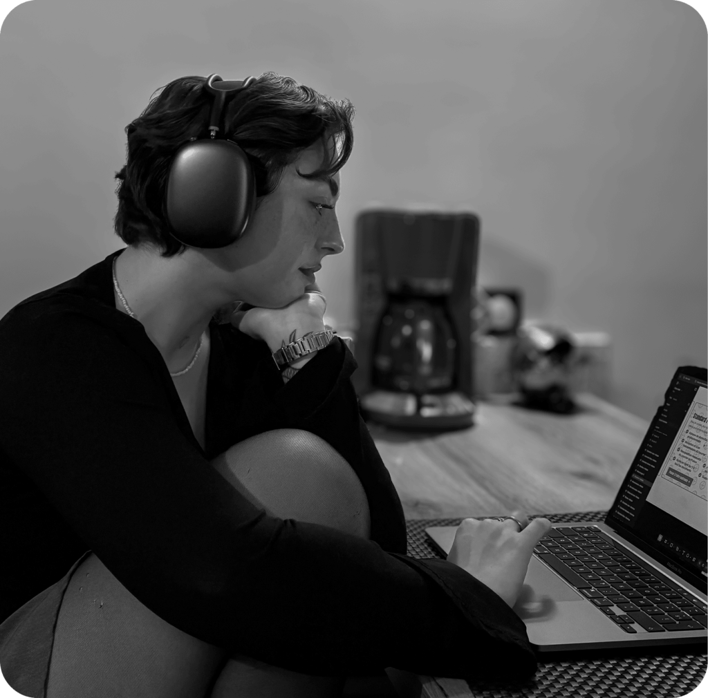 Lola Villeneuve, graphiste freelance et fondatrice de Loy Studio